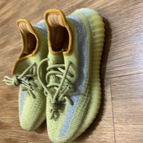 Yeezy worn twice. No box included. In great condition - Picture 2 of 5